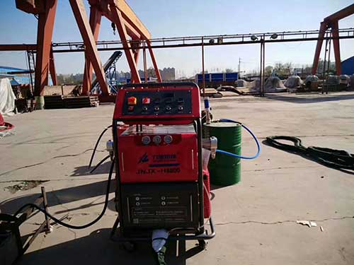 江蘇省移動板房保溫和防水兩用聚氨酯發(fā)泡機(圖1) 兩用聚氨酯發(fā)泡機移動板房保溫防水噴涂施工