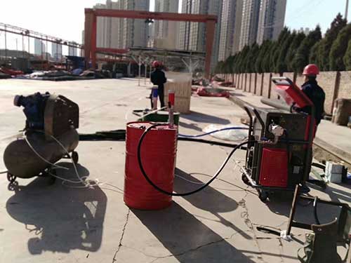 江蘇省移動板房保溫和防水兩用聚氨酯發(fā)泡機(圖2) 移動板房隔熱保溫聚氨酯發(fā)泡施工現(xiàn)場